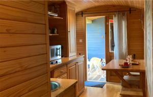 Campings Stunning caravan in Gommenec h with Indoor swimming pool, 1 Bedrooms and Swimming pool : photos des chambres