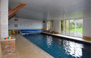 Campings Stunning caravan in Gommenec h with Indoor swimming pool, 1 Bedrooms and Swimming pool : photos des chambres