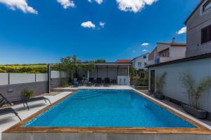 Katina apartment with private pool