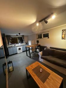 Retro Retreat - Apartament Modern cu Parcare GratuitÄ