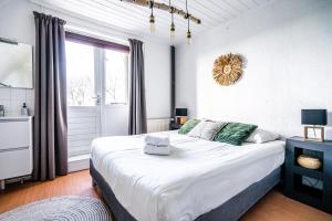 Double Room with Private External Bathroom and Balcony room in Bruist