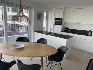 Lichtrijk 2-slaapkamerappartement met zeezicht en gratis parking