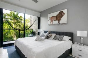 Luxury Condo with Gym & BEACH Club & PGA golf