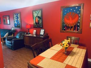 Family Friendly Downtown Home - Private Yard & Grill - Location, Location, Location!