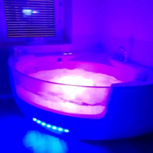 Appartements @Romantic Suite & Spa @Jacuzzi @ Parking gratuit @ : photos des chambres