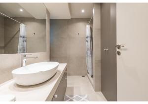 Lovely 2 Bedroom Apartment Vouliagmeni