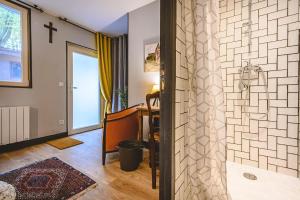 Hotels Suites Saint Brice : photos des chambres