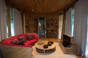 Sharma Springs 5 bds Luxurious Bamboo Mansion Pool