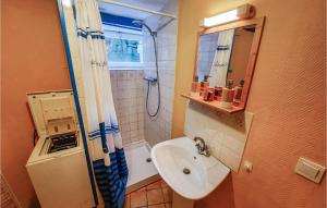 Maisons de vacances Beautiful Home In Cherrueix : photos des chambres
