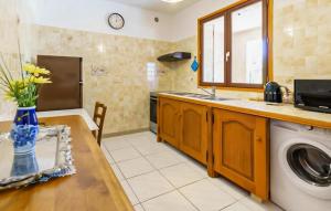 Appartements Beautiful apartment in Linguizetta with 2 Bedrooms and WiFi : photos des chambres