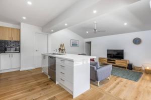 Everleigh - renovated, spacious beach house