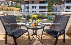 2 Bedroom Cozy Apartment In Podstrana