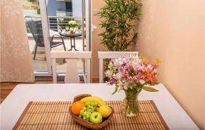2 Bedroom Cozy Apartment In Podstrana