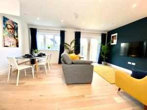 Stunning NEW Large 3 bedroom House - 5 Minutes to the nearest Beach! - Great Location - Garden - Parking - Fast WiFi - Smart TV - Newly decorated - sleeps up to 7! Close to Poole & Bournemouth & Sandbanks