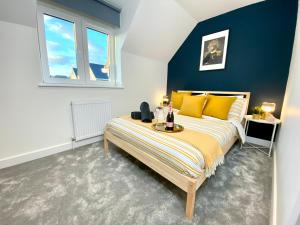 Amazing NEW Large 2 bedroom House - 5 Minutes to the nearest Beach! - Great Location - Garden - Parking - Fast WiFi - Smart TV - Newly decorated - sleeps up to 5! Close to Poole & Bournemouth & Sandbanks