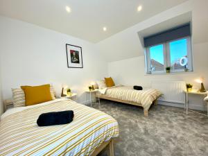 Amazing NEW Large 2 bedroom House - 5 Minutes to the nearest Beach! - Great Location - Garden - Parking - Fast WiFi - Smart TV - Newly decorated - sleeps up to 5! Close to Poole & Bournemouth & Sandbanks