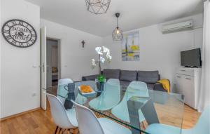 2 Bedroom Lovely Apartment In Dramalj