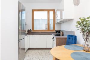 Sadyba Purple Luxury Apartment by BookingHost