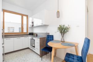 Sadyba Purple Luxury Apartment by BookingHost