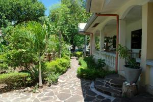 Lapu-Lapu Cottages & Restaurant