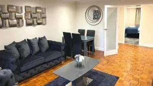 Aisiki Stays Apartments at Stanmore, 3 Bedrooms & 1 Bathroom with additional WC, Single or Double Beds, Pet-Friendly Flat with FREE Wi-Fi & PARKING - 埃尔斯特里