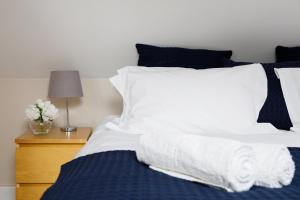 " Orchard Croft Lodge ", DOG FRIENDLY, Ideal forGoodwood Events, 5 Minutes from Southend Barns, 9 Minutes From Sandy West Wittering Beach, 2 Bathrooms, Can Sleep 8 On Request, Free Wi-Fi & Sky Sports, Quiet Location, Zip & Link Super-King beds