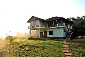 Sirimane Homestay - Swimming Pool, Food, Near to Falls & Trek