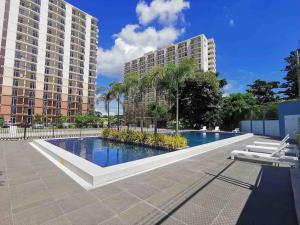 Spacious Condo w pool, FREE HIGHSPEED wifi and near Mactan Airport