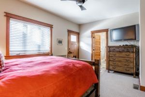 Newly Updated Red Slate 4 is a 4 Bedrm 3 full Bathrm Townhome Close to Canyon Lodge That Sleeps 10