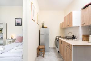 Artsy Centrally Located Apartment trainbus station