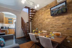 Host Wise - Lovely & Cozy House - Prime Location