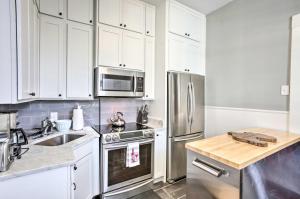 Uptown NOLA Apt on Magazine Street with Backyard!