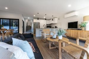 Maison du Lac - house on lake, close to town