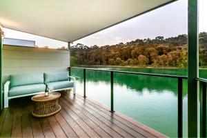 Maison du Lac - house on lake, close to town