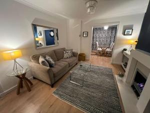 Delightful, central 3 bedroom house with garden & free parking