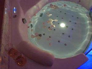 Appartements @Romantic Suite & Spa @Jacuzzi @ Parking gratuit @ : photos des chambres