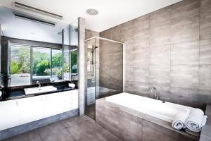 Horizons House - spacious, ocean + bush views, peaceful