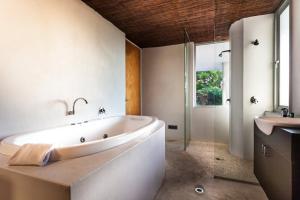 Horizons House - spacious, ocean + bush views, peaceful