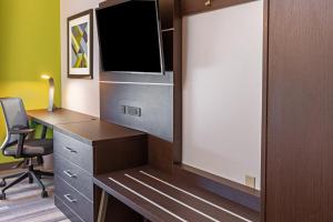Standard King Room with Accessible Tub - Mobility Access room in Holiday Inn Express Hotel & Suites Picayune an IHG Hotel