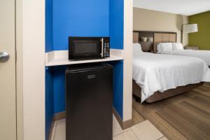 Standard Queen Room with Two Queen Beds - Communications Accessible room in Holiday Inn Express Minden an IHG Hotel
