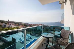 Apartments Dragan - with pool and seaview