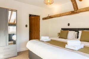 Gloucester-Beautiful 4 Bedroom Cottage-Sleeps 8-Free Parking-Fast Wi-Fi-Work or Leisure