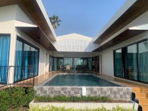 Lom Lay Beach Front Pool Villa Chaam, Huahin