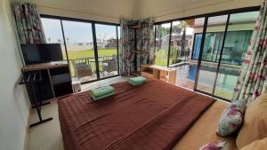 Lom Lay Beach Front Pool Villa Chaam, Huahin