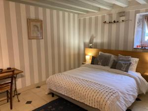 B&B / Chambres d'hotes Le Clos des Chateaux : Chambre Familiale Standard