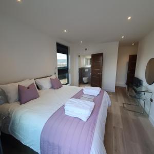 Central Penthouse with Hot Tub & Views 24 Cheltenham