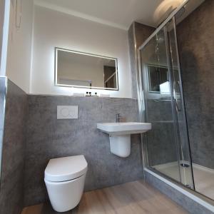 Central Penthouse with Hot Tub & Views 24 Cheltenham