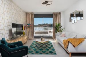 Cala de Mijas 2 bedroom apartment with parking and pool