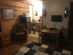 Queen Studio room in Rainbows End Resort