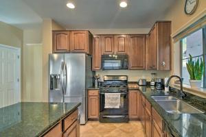 2-Story Unit with Patio! Group Getaway in Surprise